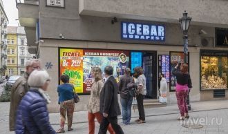 На входе в кафе Icebar часто стоят люди 