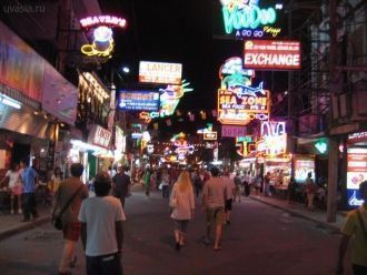 На улице же туристы могут увидеть разноо