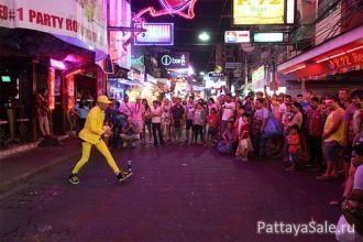 Местный артист показывает представление 