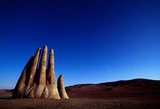 Гигантская рука в пустыни – единственное