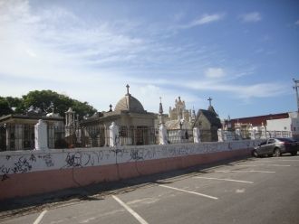 Стена ограждения.