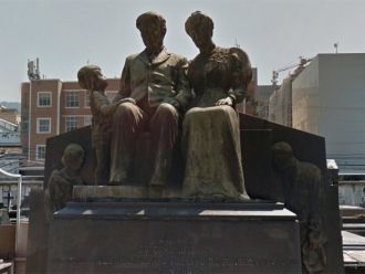 Скульптура изображает семью в одной из м