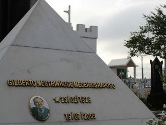 Могила Жилберту Mestrinho де Медейруш Ра