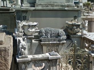 Гробница с изображением щенка на Кладбищ