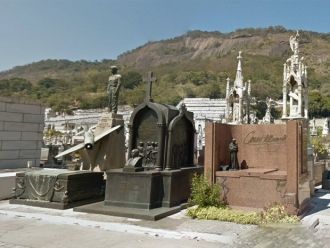 Могила певицы Кармен Миранды, с изображе