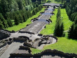 От бассейна начинается большой каскад па