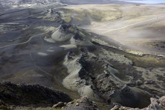 На территории парка Ватнайёкюдль находит