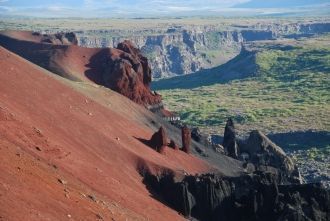 Удивительная Красная гора в парке Ватнай