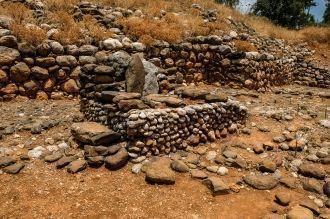 Реконструированный жертвенник у ворот го