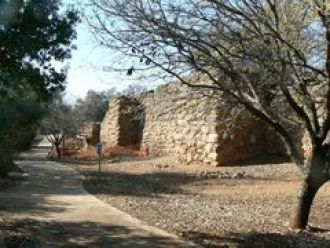 Стены и ворота израильского Дана вплотну