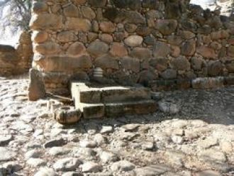 Тронное место у входа в древний город Да