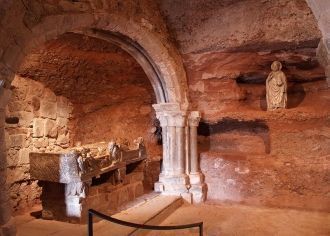 В храме хранится алебастровая резная гро