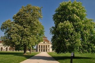 Главная ось ансамбля. В перспективе - до