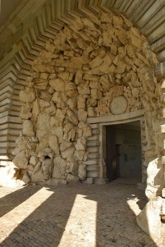 Колонны скрывают за собой вход в виде гр