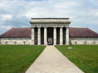 Здания 80-метровой ширины по обе стороны