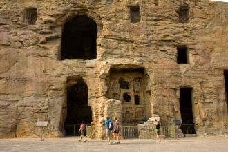 Огромная квадратная колонна, высотой око