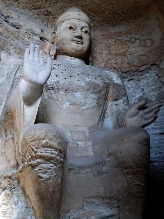 Вся верхняя часть тела статуи Будды усея