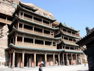 Пещера N 5 в плане овальная и состоит из