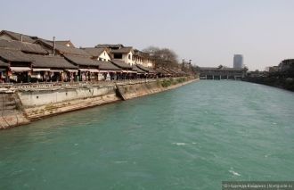 В дали уже виднеется современный город Д