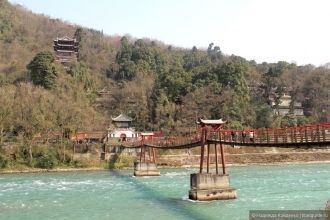 Навесной мост через реку Миньцзян.