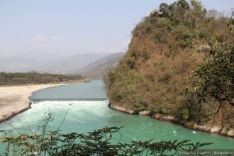 Шум потока слышен задолго то того, как о