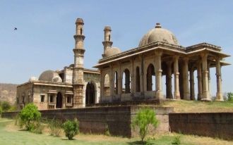 Холм представляет собой огромное плато п