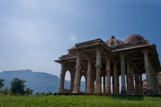 Сам парк, расположенный у подножия горы,