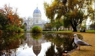 Сады расположены на стыке четырёх улиц: 