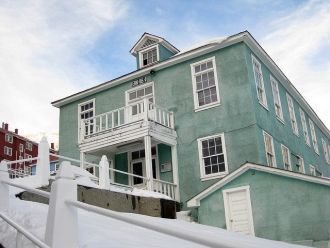 На территории этого городка растет больш