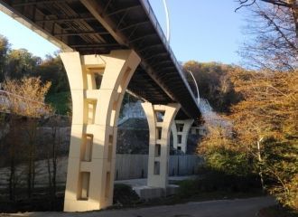 У подножья виадука разбивается парк.