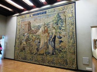 Галерея фасада снаружи продолжается зала