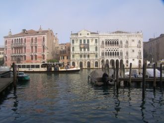 Дворец был возведен из самых дорогих мат