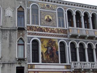 Здание дворца Барбариго  состоит из трёх