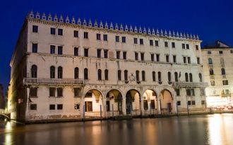 Первоначально дворец представлял собой к