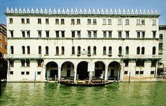 В XIX веке комплекс фондако был занят по