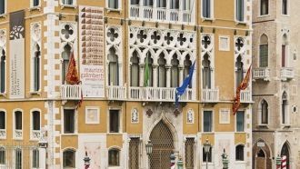 Главный вход в Палаццо находится со стор