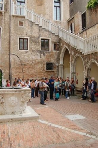 В центре дворика расположен колодец, над