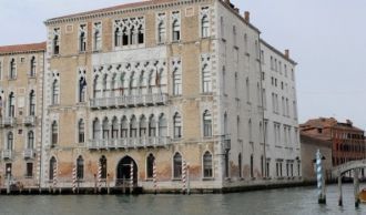 Центральная аркада второго этажа выполне