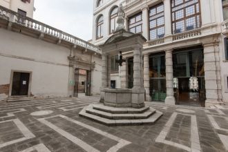 Сам дворец сначала перешел в руки семейс