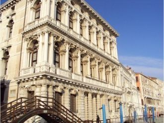 Сам факт чествования там папы Римского, 