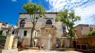 В центре прямоугольного Палаццо располож