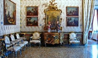 Из других комнат Ка’ Реццонико стоит выд