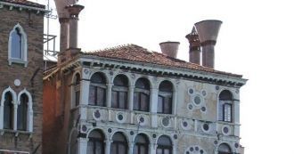 Изначально строение было практически лиш