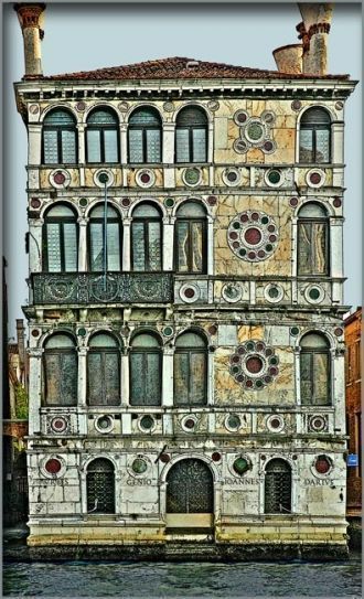 Дворец состоит из первого яруса с центра