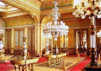 Повсюду помпезные хрустальные люстры, фр