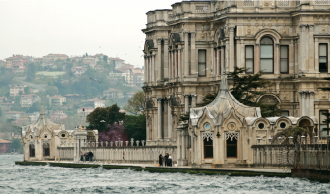 Вокруг разбит парк, деревья аккуратно по