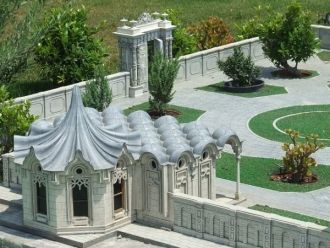 В одном из приемных залов даже есть басс