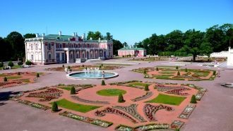 Второй уступ, позади дворца, стал Цветоч