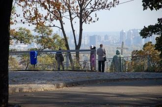 Вдоль подножия Владимирской горки проход