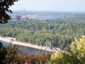 Отсюда, как на ладони, видны Подол, Днеп